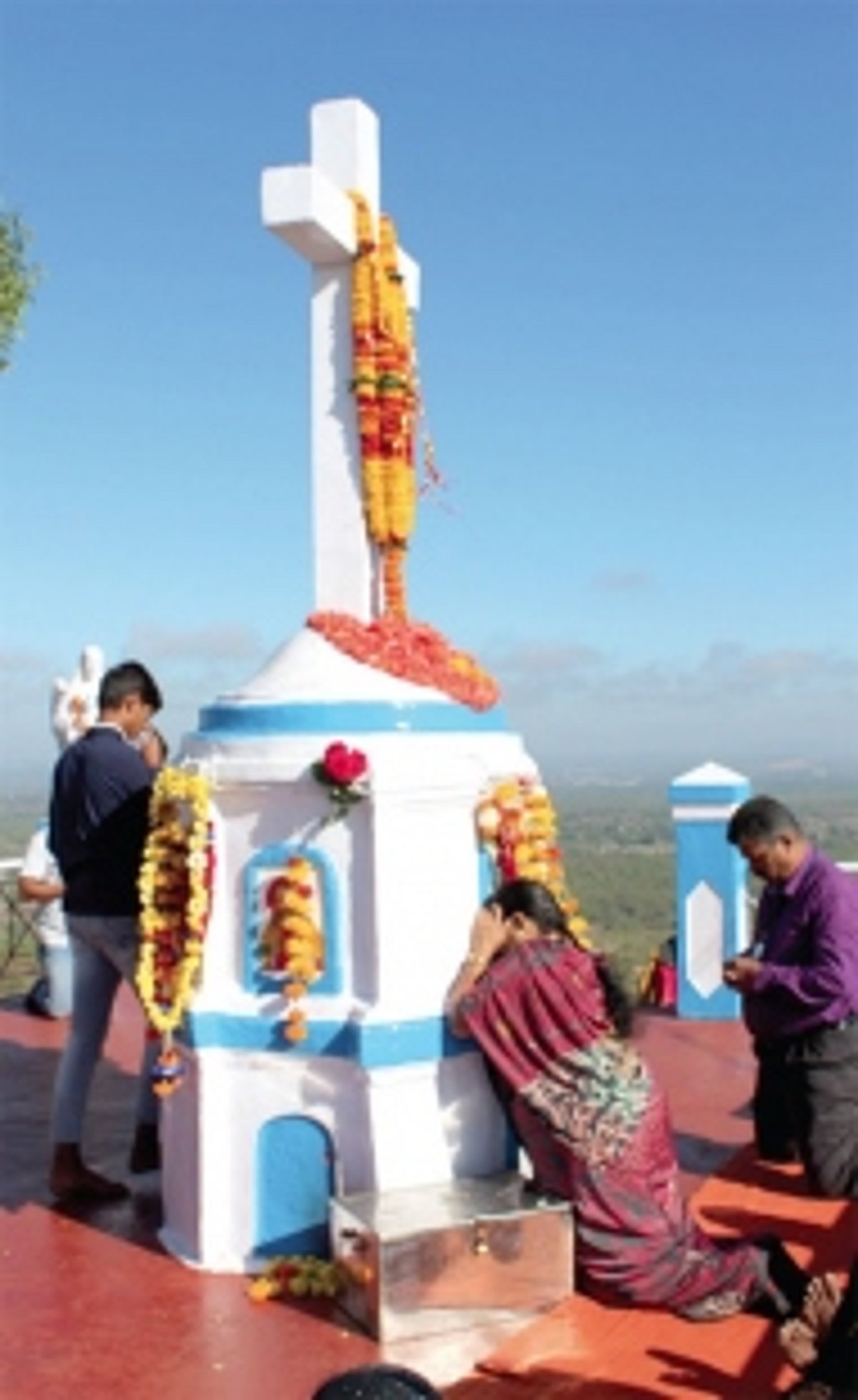 Goans visit the Miraculous Cross  at Nandgad