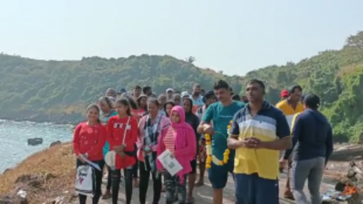 Goenchea Ramponkarancho Ekvott holds a Litany and performs a Puja at Bat island