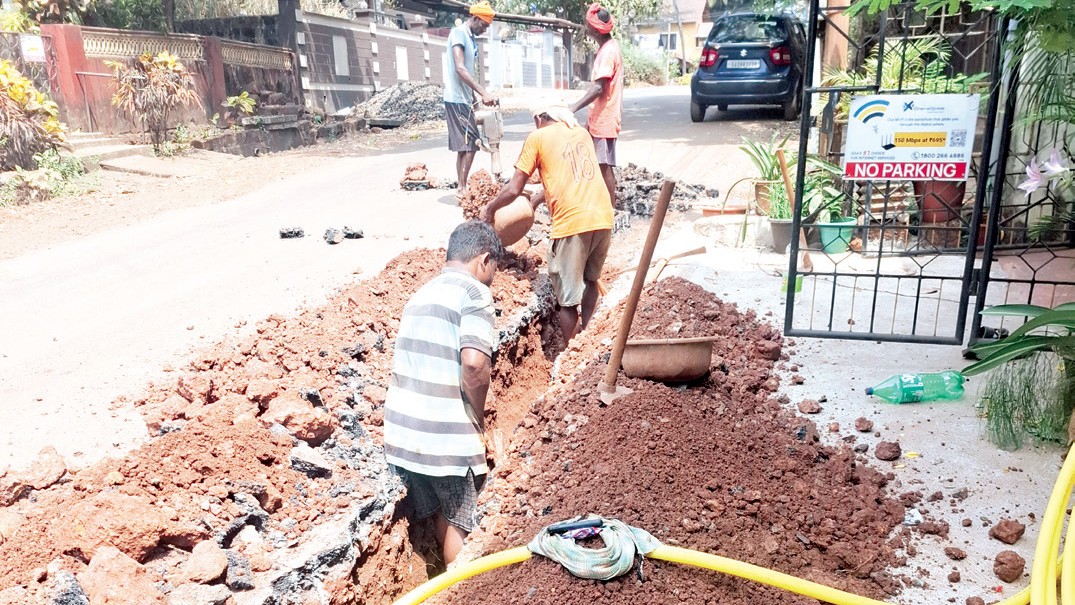 Gogol Housing Board and Vidhyanagar Residents Struggle With Ongoing Excavation Work for Sewerage and Gas Pipelines