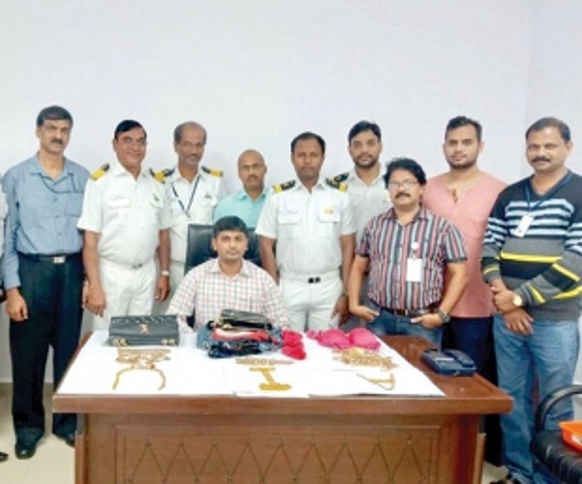 Gold worth Rs 56.38 lakh  seized from 3 Tajik women