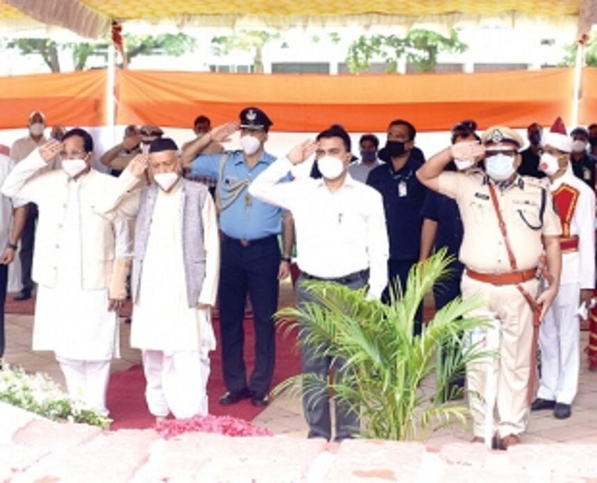 Governor, CM pays tribute to Martyrs at Azad Maidan