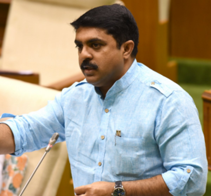 Govt adamant on double tracking, says Vijai