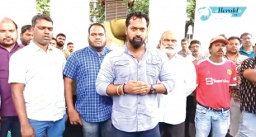 Govt adamant to break monopoly, taxi owners say no to app-based services