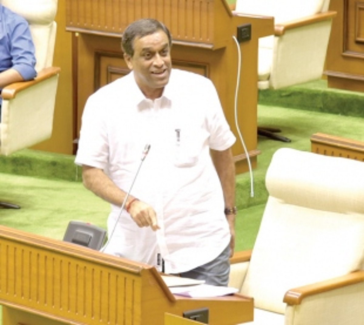 Govt aims to relax speed governors in taxis rule: CM