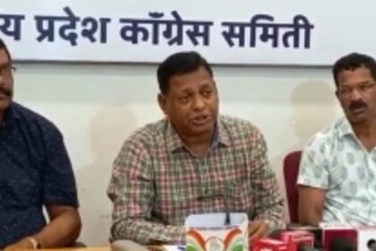 Govt is taking bribes, selling land to outsiders: Congress