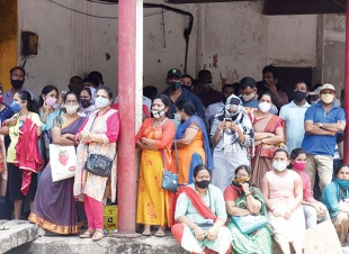 Govt keeps pressure on, shuts  Azad Maidan gates to taxi operators