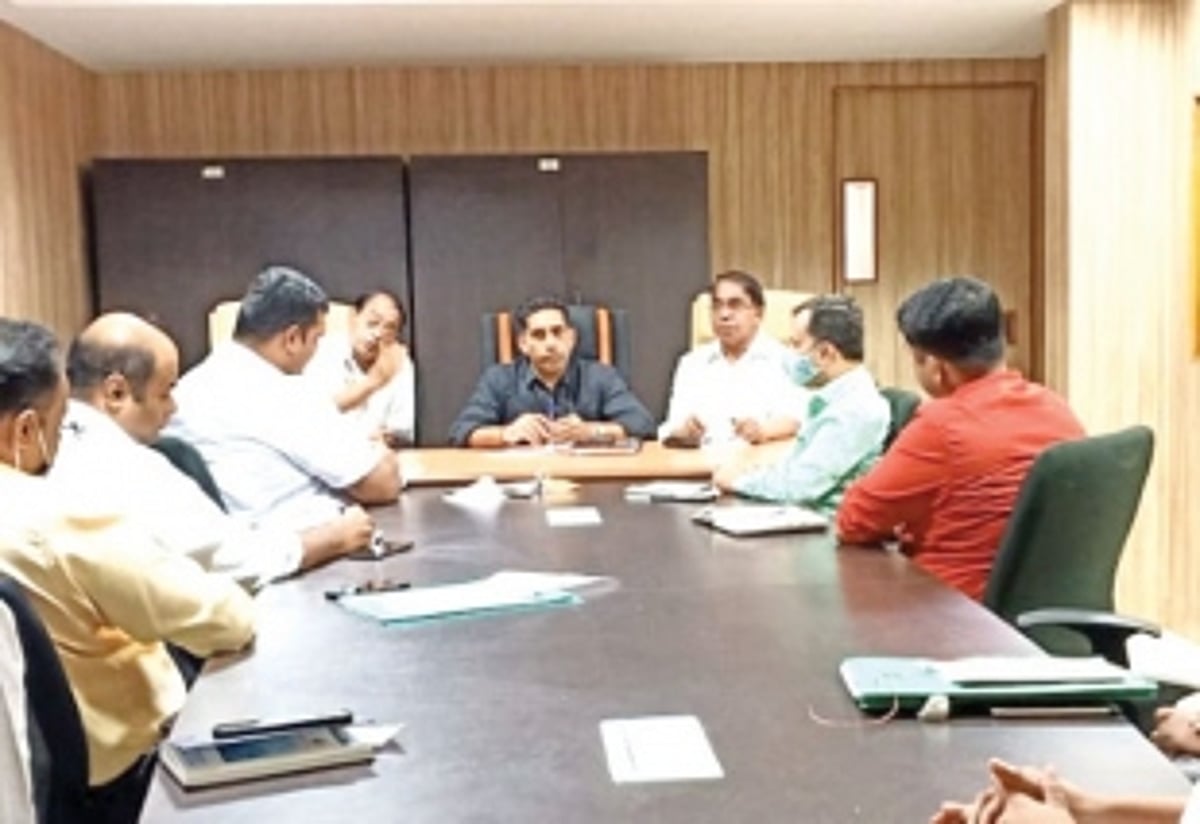 Govt officials directed to expedite tenancy and mundkarial cases