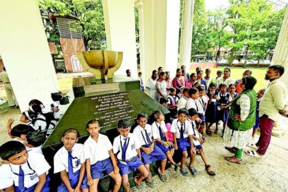 Govt reinstates govt primary school headmistress
after parents, students protest at Azad Maidan
