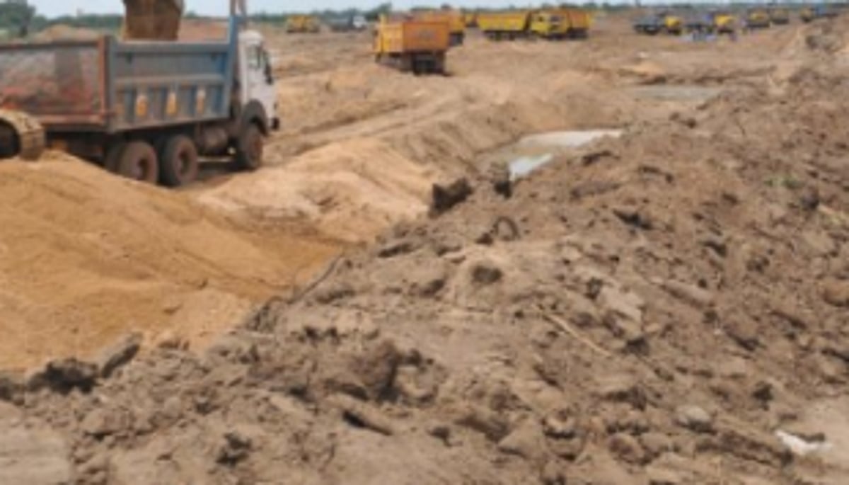 Govt to expedite process to  allow legal sand extraction