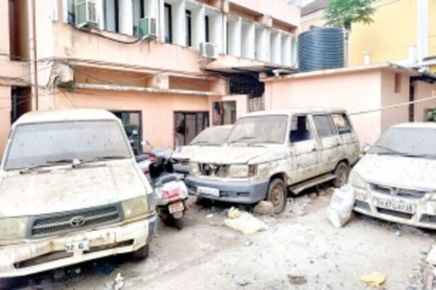 Govt ‘junk vehicles’ and eye sore  behind Udyog Bhavan in Panjim