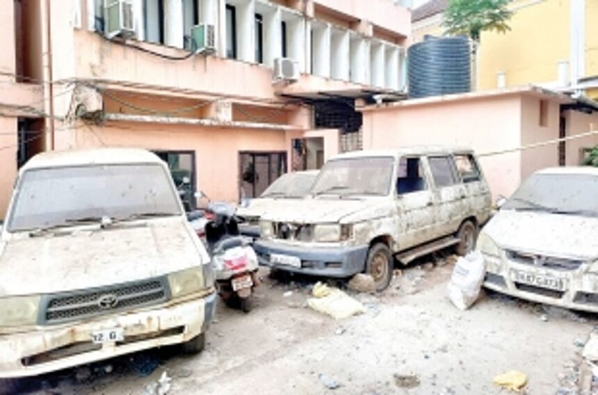 Govt ‘junk vehicles’ and eye sore  behind Udyog Bhavan in Panjim