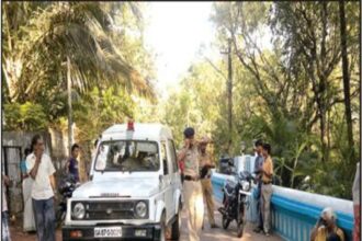 Grieving family members near the body at the scene of the mishap. Photo by Felly Gomes