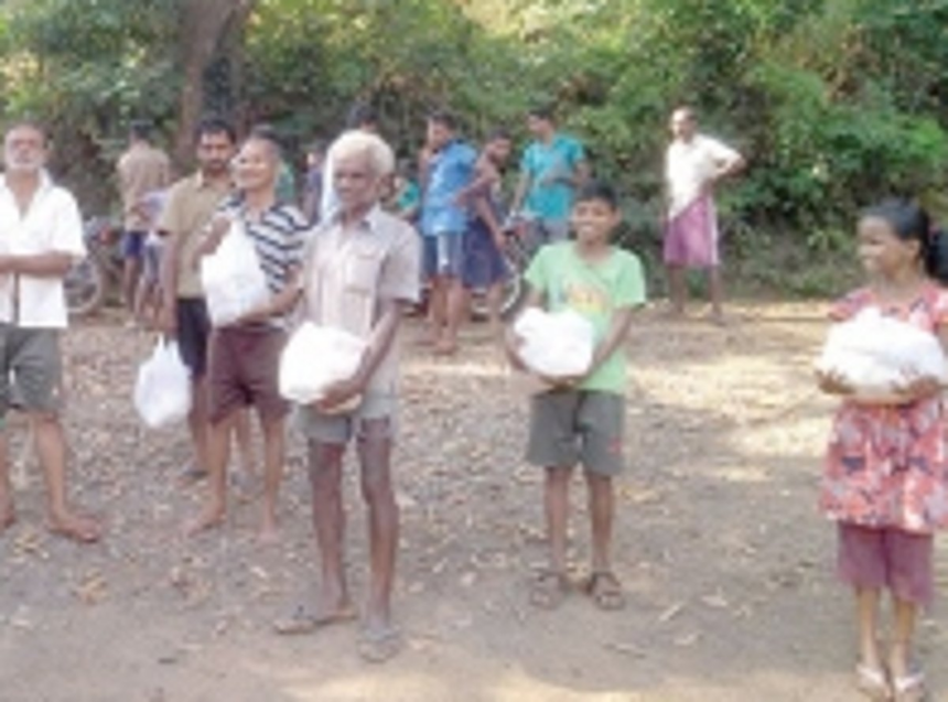Grocery distributed at Valpoi to migrant daily wage workers