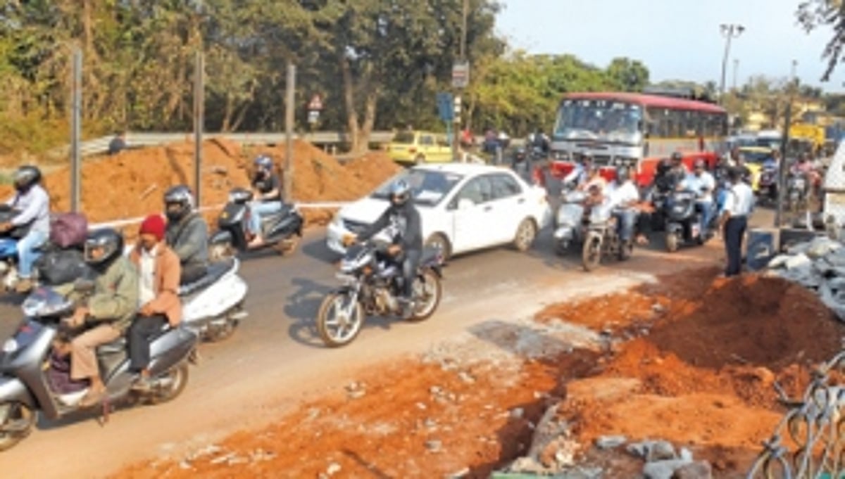 Groundwork for new bridge on Mandovi chokes Porvorim