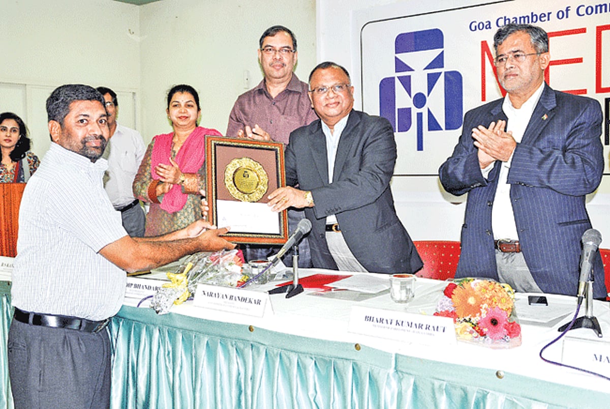 Guilherme Almeida receiving the GCCI Media Award 2013 from the President of GCCI Narayan Bandekar in the presence of  MP (Rajya Sabha) Bharat Kumar Raut (right) and  others in Panjim on Thursday.