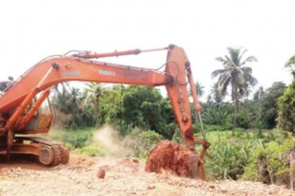 Guirdolim locals, MLA Clafasio confront Railways for blocking waterway