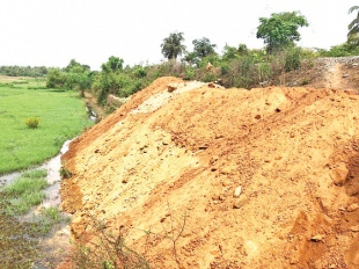 Guirdolim locals angry at Railways  for encroaching on public property