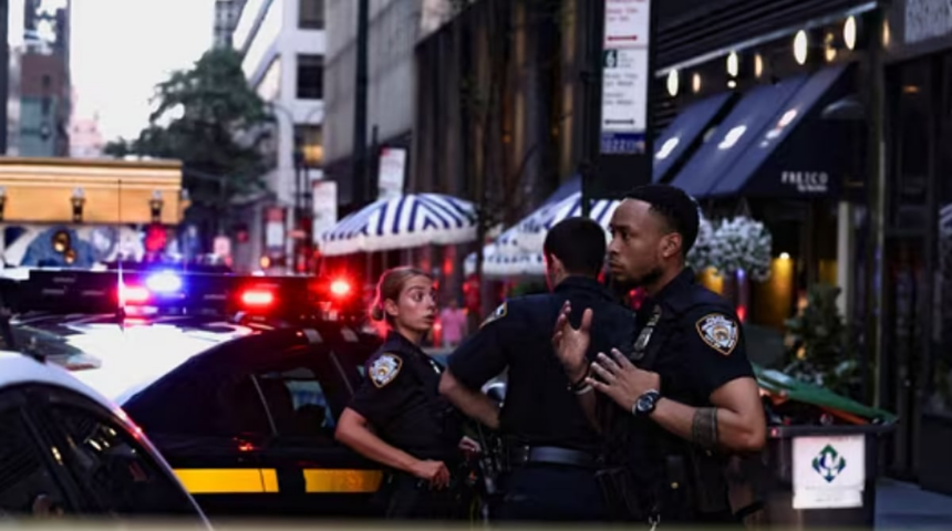 Gunman Dead After Midtown Manhattan Shooting Injures NYPD Officer and Civilians 1 Gunman Dead After Midtown Manhattan Shooting Injures NYPD Officer and Civilians