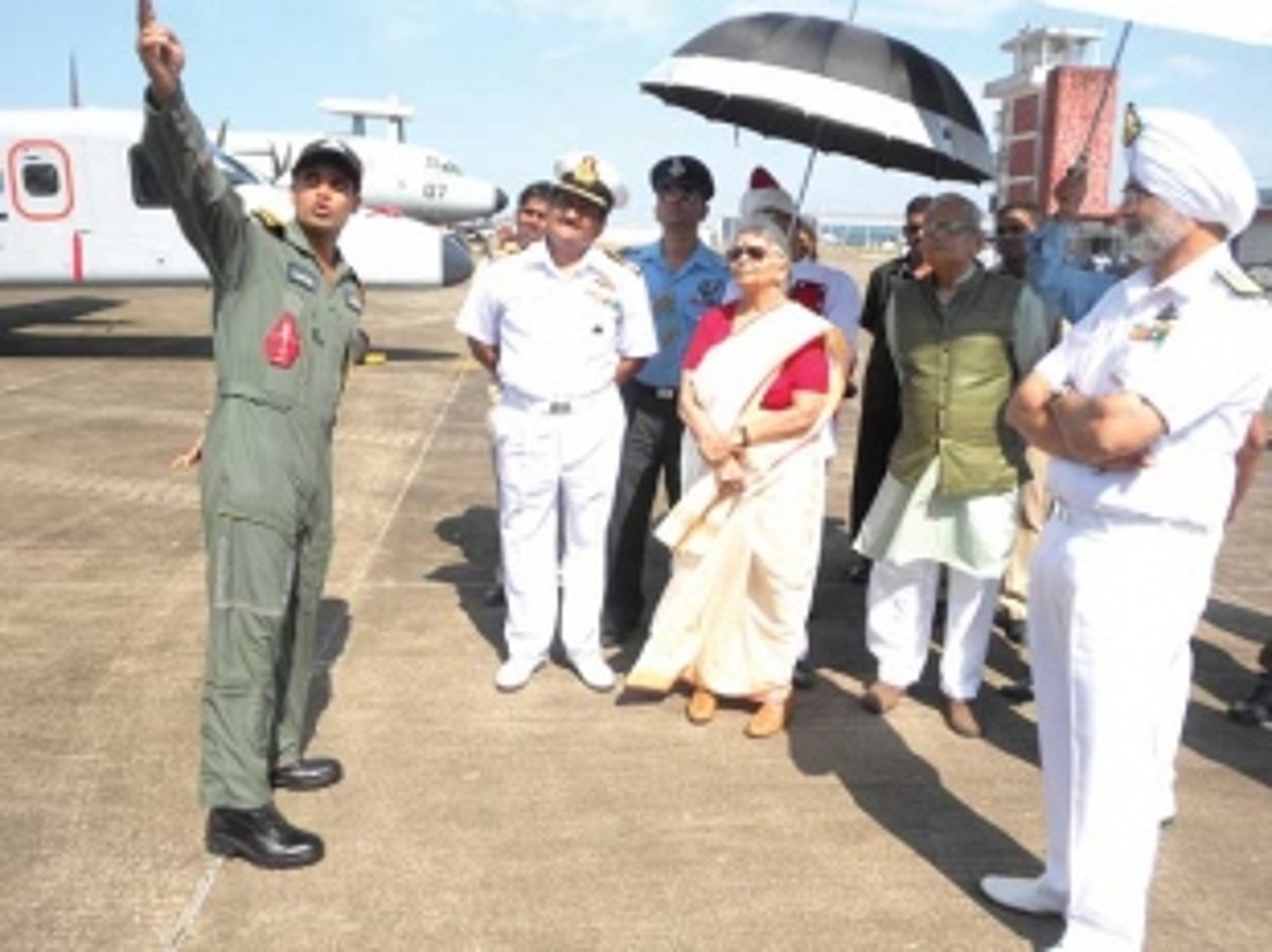 Guv, husband visit naval base