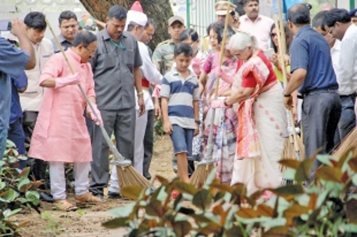 Guv inaugurates cleanliness drive