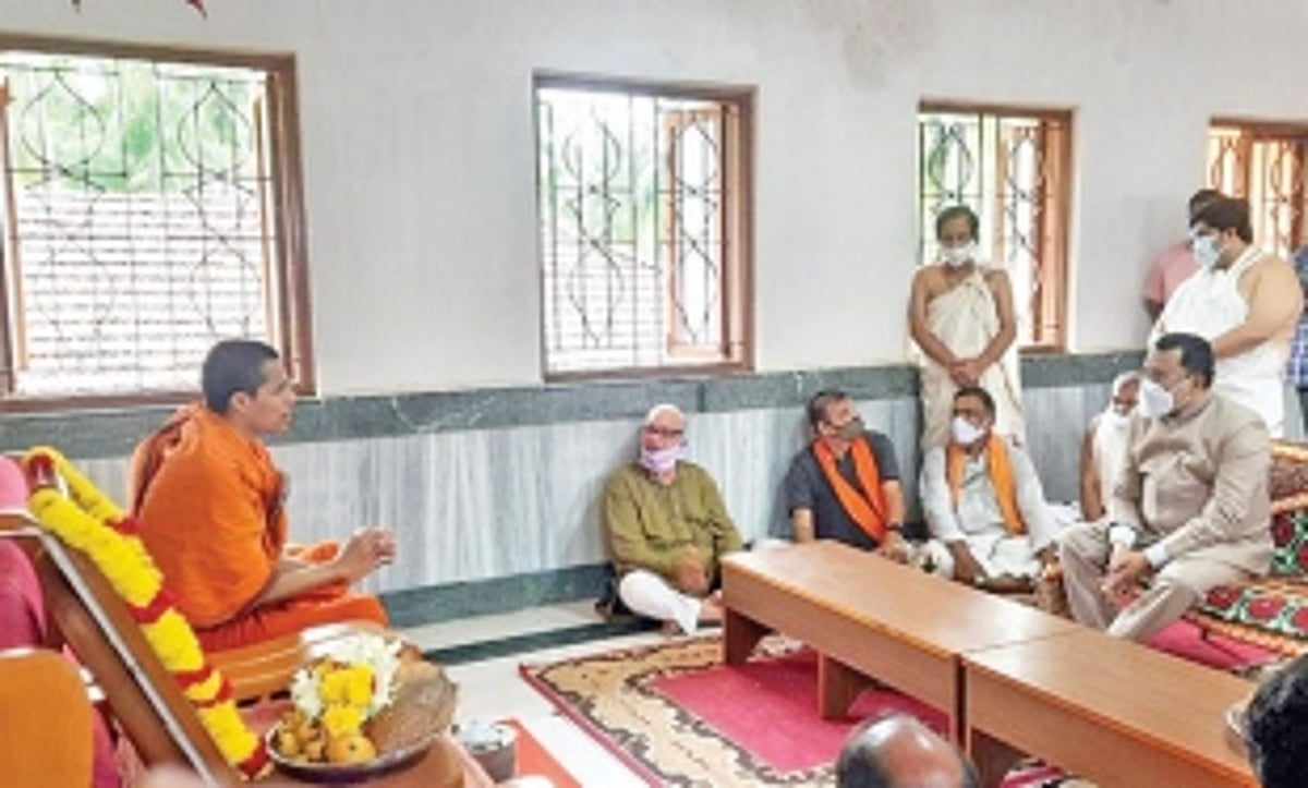 Guv pays condolence  visit to Canacona mutt