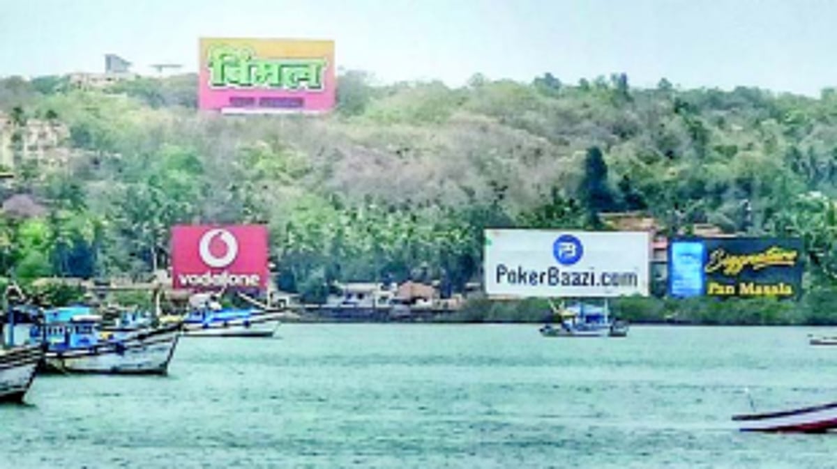 HC Cracks Down on Illegal Hoardings in Betim: Orders Disconnect of Electricity Connections