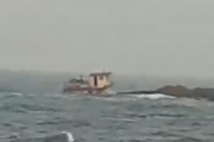 Half loaded barge sinks at Vasco, all 8   crew rescued