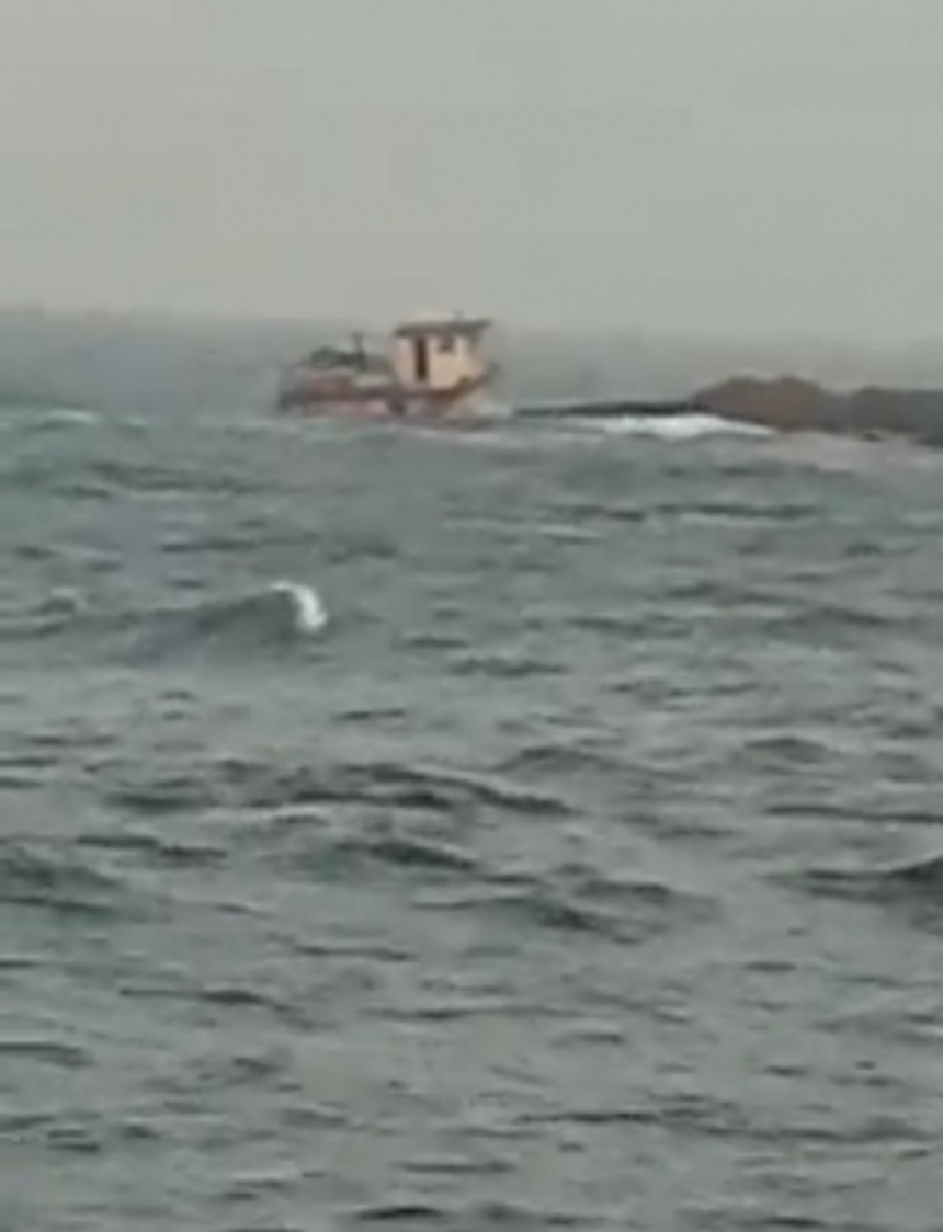 Half loaded barge sinks at Vasco, all 8 crew rescued