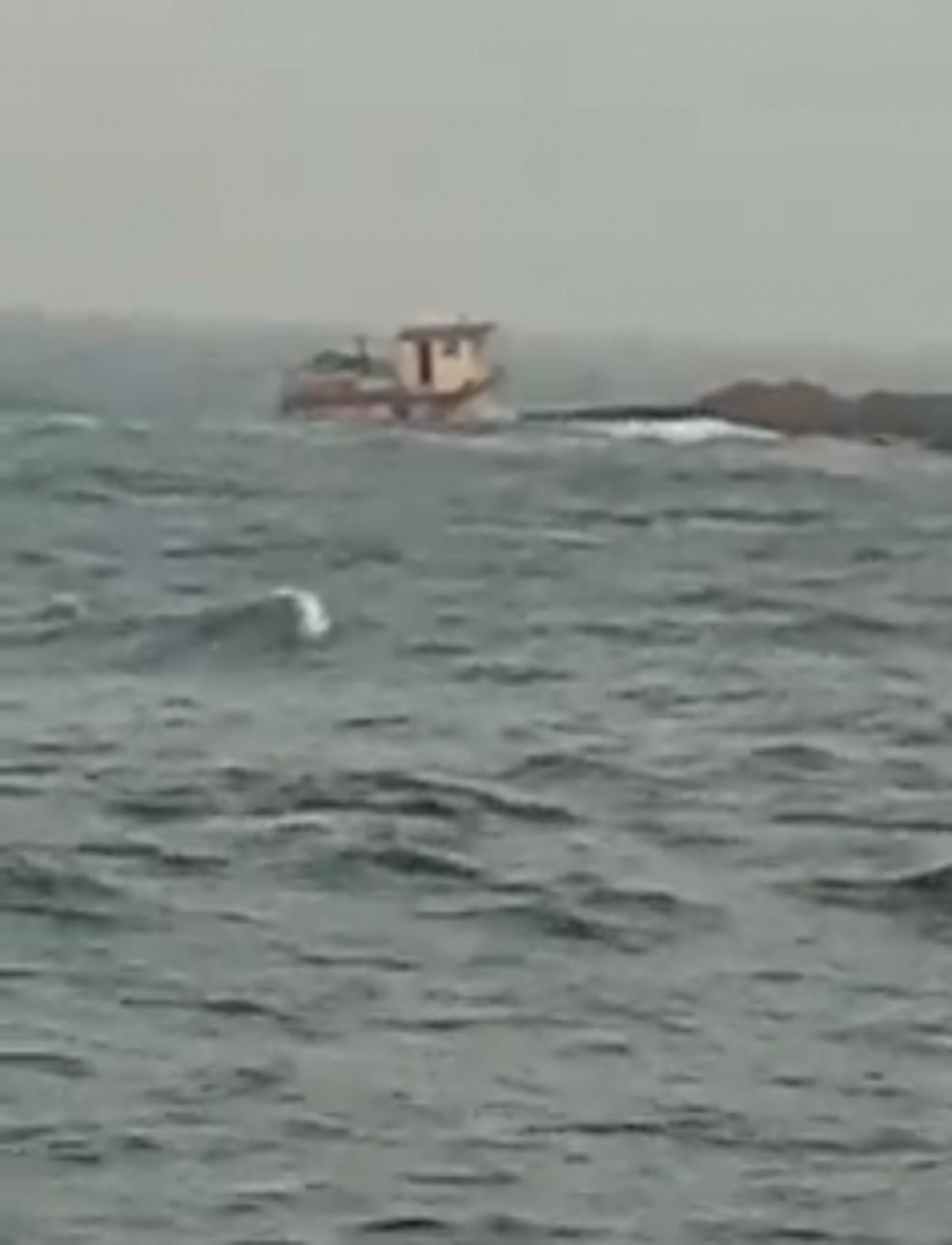 Half loaded barge sinks at Vasco, all 8   crew rescued