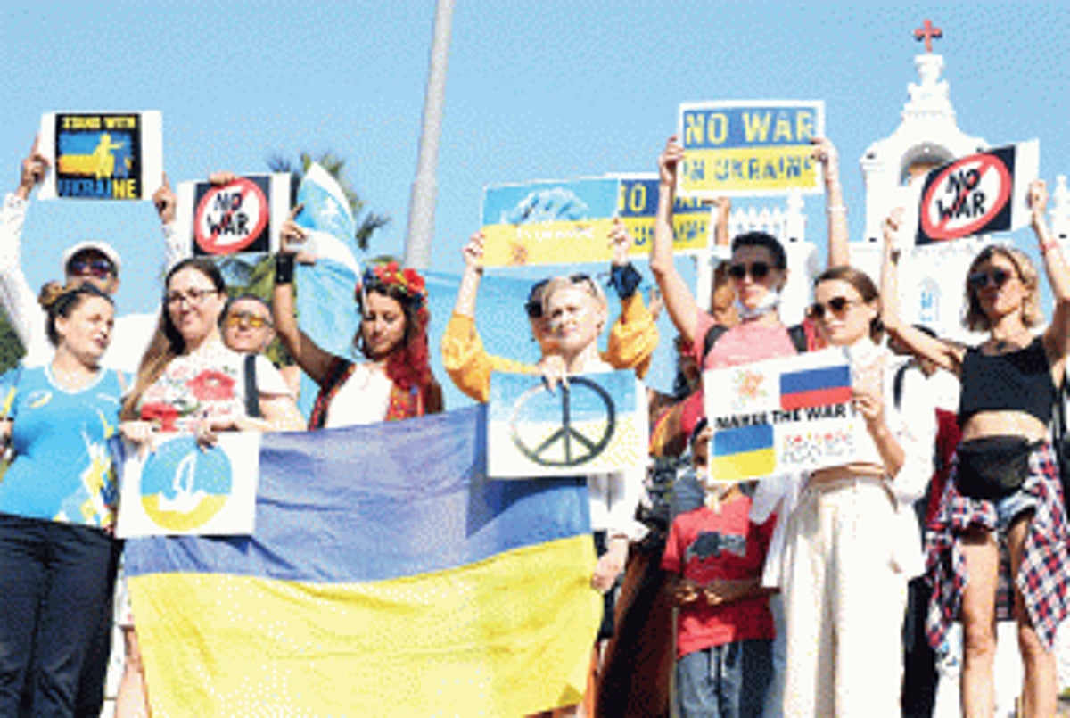 Hands off Ukraine, say protesting foreign tourists