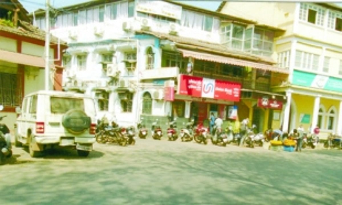 Haphazard parking at Portais & near Union Bank