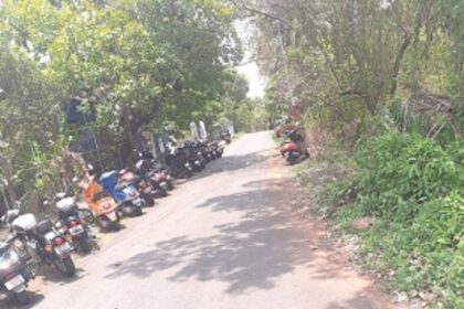 Haphazard parking near Fr Agnel Ashram