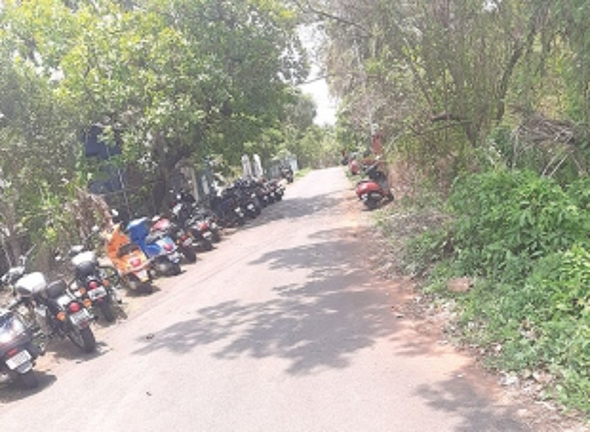 Haphazard parking near Fr Agnel Ashram