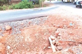 Haphazard road work at Khareband junction leaves commuters at risk