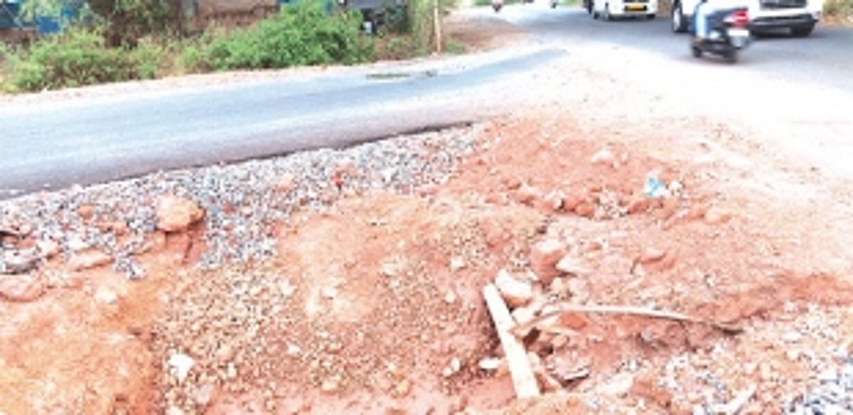 Haphazard road work at Khareband junction leaves commuters at risk