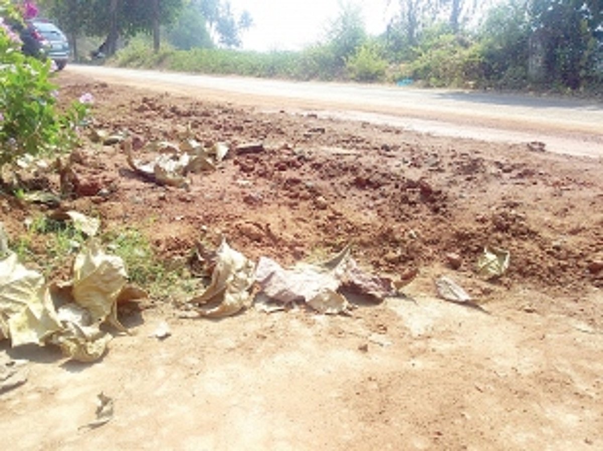 Haphazard work done  on Reis Magos road