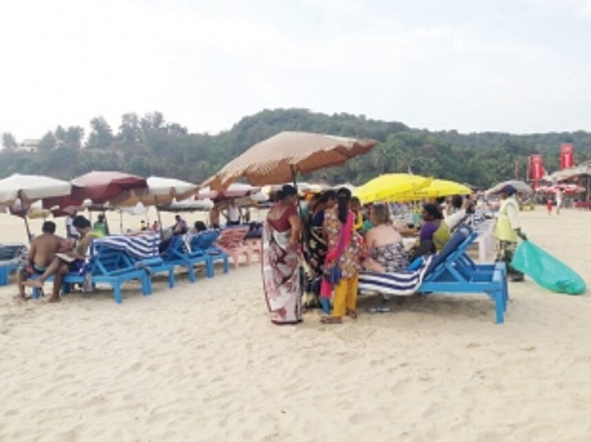 Hawkers’ menace increasing on North Goa beaches 1 Hawkers’ menace increasing on North Goa beaches