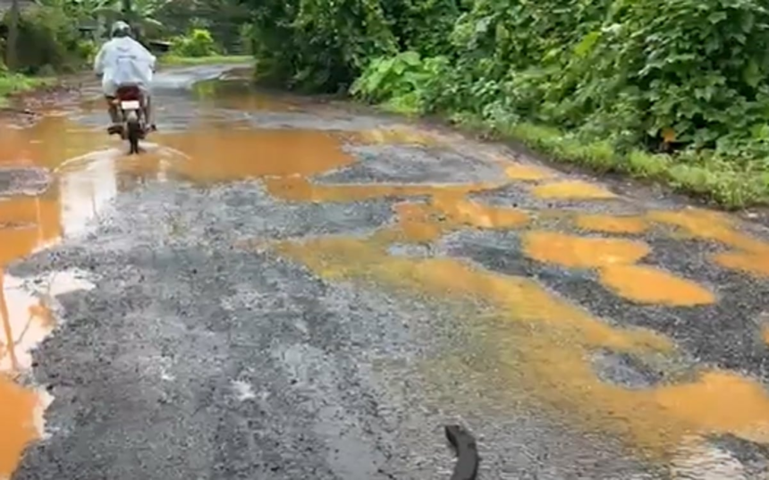 Hazardous Potholes Plague Zambaulim-Colomba Stretch, Contractor Missing 1 Hazardous Potholes Plague Zambaulim-Colomba Stretch, Contractor Missing