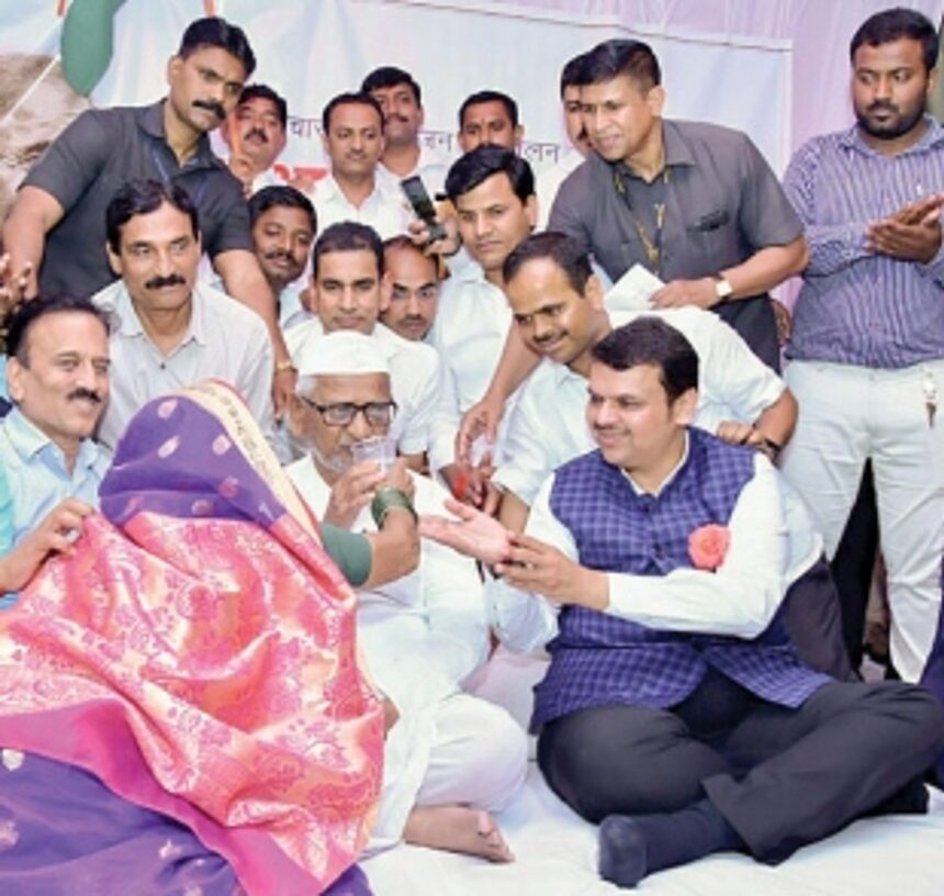 Hazare calls off fast; happy with outcome of talks with CM