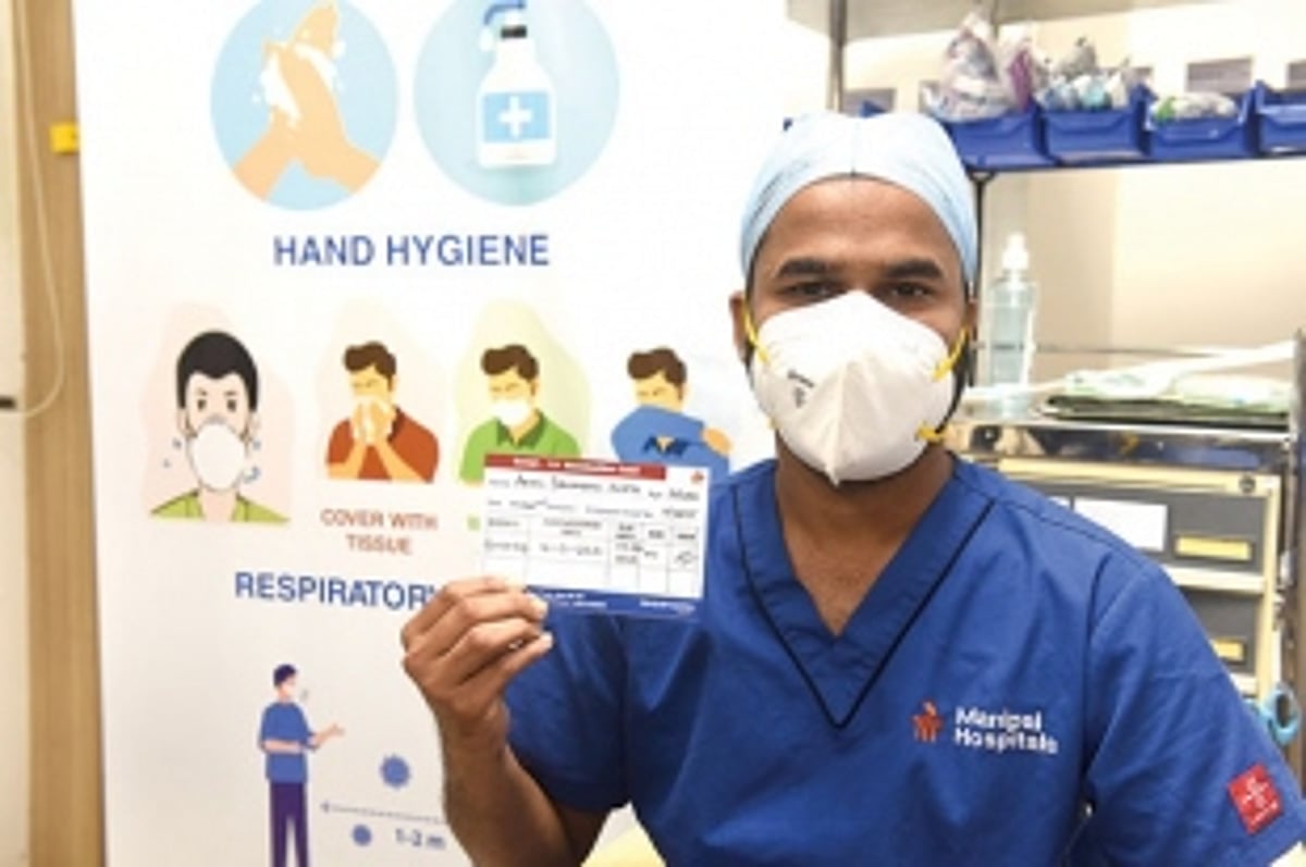 Health care workers get first COVID-19 vaccine shots in State