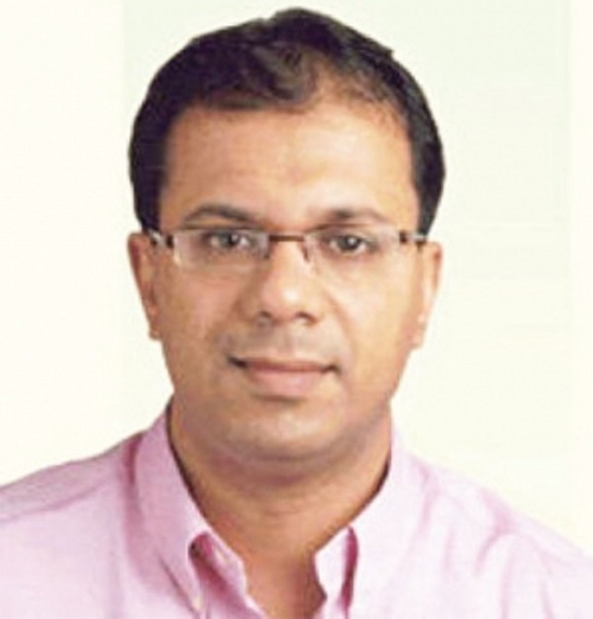 Health min makes a surprise visit to Dabolim airport at 2 am