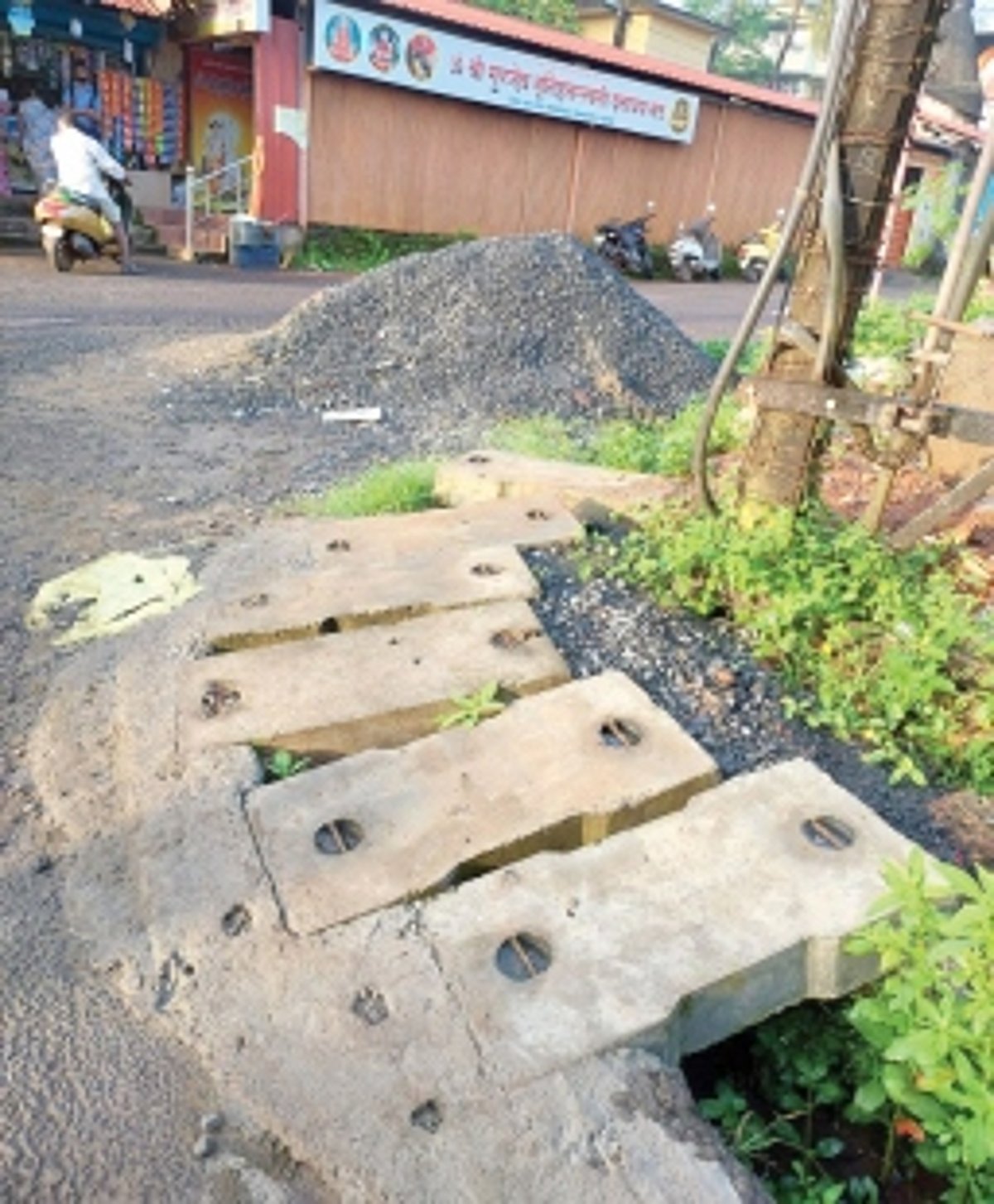 Heap of metal stone  on Verla-Canca road