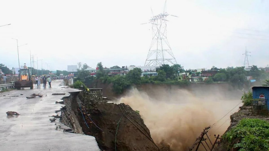 Heavy Rains Wreak Havoc in Uttarakhand and Himachal: 18 Dead, Roads and Bridges Washed Away 1 Heavy Rains Wreak Havoc in Uttarakhand and Himachal: 18 Dead, Roads and Bridges Washed Away