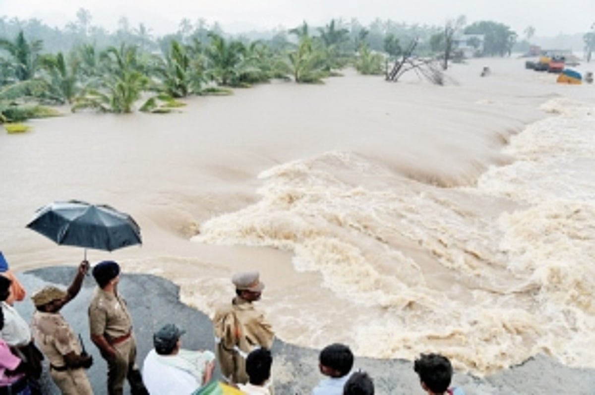 Heavy rains batter coastal areas of  south Tamil Nadu, Kerala