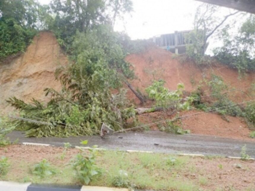 Heavy rains cause landslides at Dhavlim and Chorla Ghat; traffic comes to halt