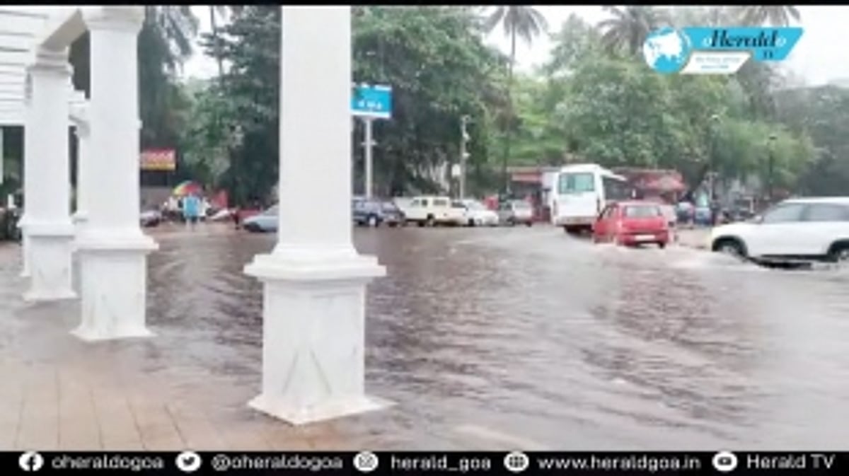 Heavy rains flood city roads