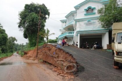 Heavy rains topple numerous trees in Salcete; Firemen on toes