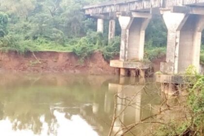 Heavy sand extraction endangering  Porascadem railway bridge: locals