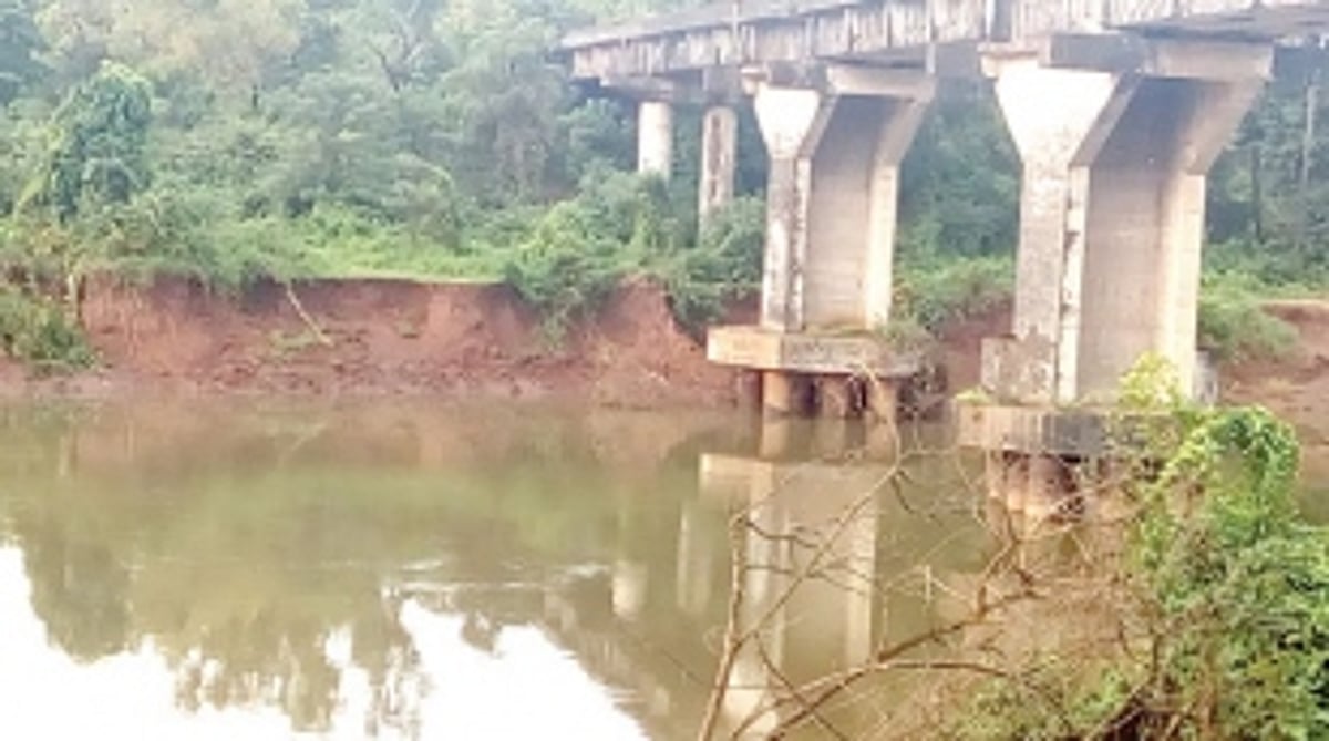Heavy sand extraction endangering  Porascadem railway bridge: locals