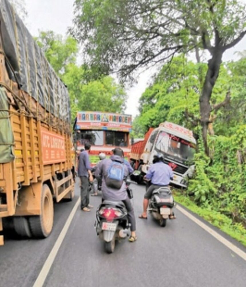 Heavy truck slips off road as  incessant rains lash Canacona